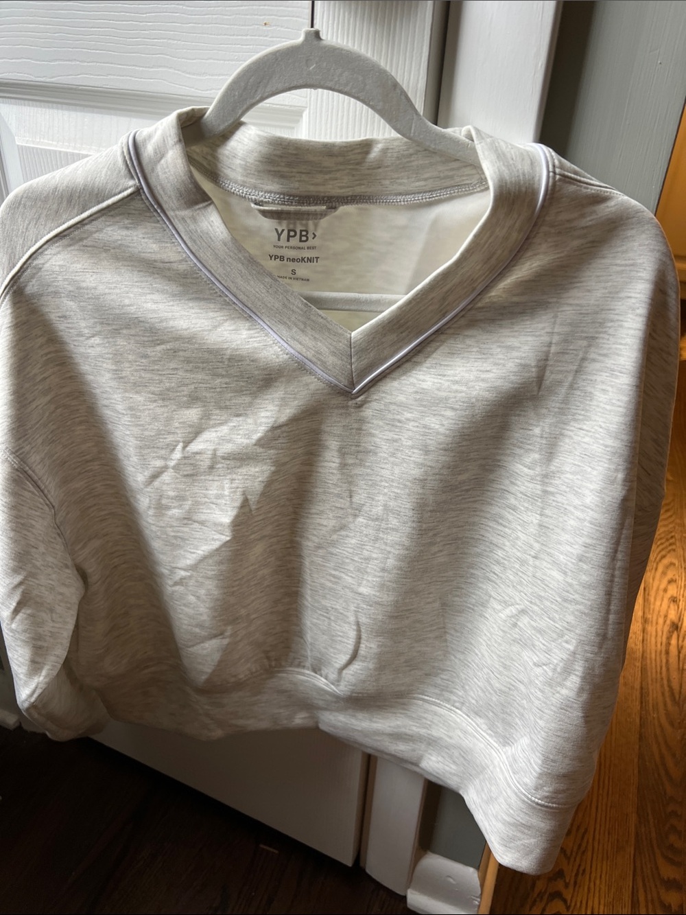 Abercrombie & Fitch Heather Light Gray V-Neck Cropped Sweatshirt